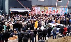 İş yeri açılışında yapılan indirimler izdiham yarattı