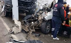 Kamyonet ile tır çarpıştı: 1 ölü, 2 yaralı