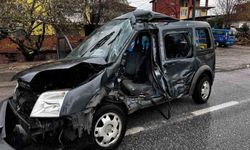 Kamyonun çarptığı araç metrelerce savruldu: 1 ölü, 2 yaralı