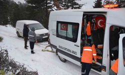 Kar nedeniyle yolda mahsur kalan 3 avcı kurtarıldı