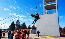 Nefes kesen deprem tatbikatı: Askıda kalan araçtakileri kurtardılar