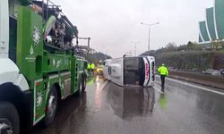 Servis minibüsü devrildi: 5 yaralı