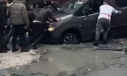 Yağmur sonrası çöken yolda araçlar çukura düştü