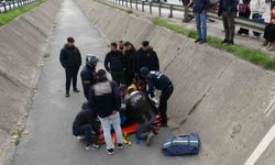 Yayaya yol veren motosikletli kanala uçtu