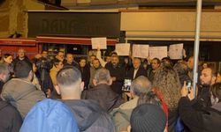 Yıkılan binanın çevresindeki vatandaşlar raporların sonucunu bekliyor