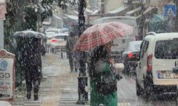 Yılın son kar yağışı 5 dakikada etrafı beyaza bürüdü