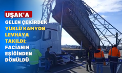 Çivril’den Uşak’a Gelen Kamyon Damperi Açılınca Levhaya Takıldı