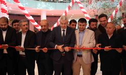 Açılış izdihama yol açtı: 10 saat beklediler