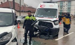 Ambulansla otomobil çarpıştı 8 kişi yaralandı