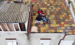 Atlamaya çalışan adam polislerin uğraşı sonucu indirildi