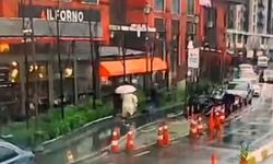 Bir kadın fırtına yüzünden devrilen tabelanın altında kaldı