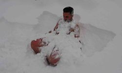 Eksi 8 derecede kulaç atıp kar banyosu yaptı