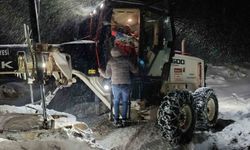 Hastalanan çocuğu greyderle hastaneye yetiştirdiler