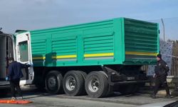 Kamyonunu tamir etmek isterken kabinin altında kaldı