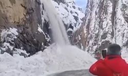 Karayolunda 2 ayrı çığ düştü: Yol ulaşıma kapandı