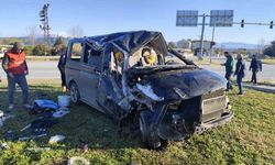 Kırmızı ışık ihlali yapan aracın çarptığı minibüs yan yattı