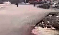 Komedi filmi gibi kaza: araç motosiklete, motosiklet yayaya çarptı