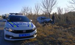 Kontrolden çıkan cip yol kenarına savruldu