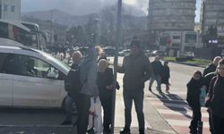 Lodos vatandaşlara felaketi yaşattı: trafik lambasına tutundular