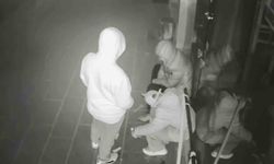 Mağaza önünde dakikalarca sohbet ettiler sonra dükkanı soydular