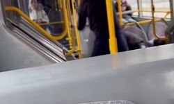 Otobüsün içinde tekme tokat kavga ettiler