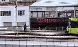 Rüzgarın yerinden söktüğü tabela metro hattına düştü