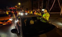 Şişede durduğu durmuyor alkollü çıktı, gazeteciye saldırdı