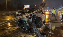 Ters yönden yola giren araç bariyerleri yıktı