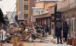 Yoğun kar yağışı sokağı çökertti