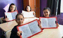 Uşak Valisi Dr. Naci Aktaş öğrencilerin karne sevincini paylaştı