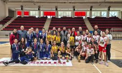 Uşak Ömer Dönmez Toklu Ortaokulu kızları şampiyon oldu