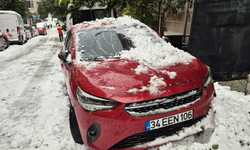 Çatıdan düşen kar kütlesi otomobile zarar verdi