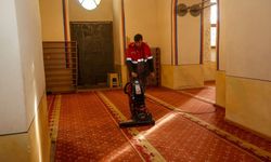 Uşak Belediyesi Ramazan öncesi kentteki camileri temizliyor