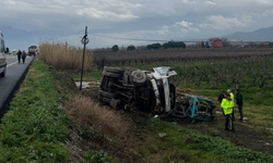 Çekiciye bağlı kamyon şarampole uçtu