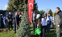 Uşak Valisi Serdar Kartal kız öğrencilerle fidan dikti