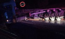 Uzunoluk’ta Tır Devrildi