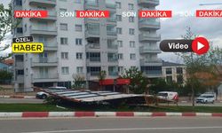 Uşak’ta Fırtına 10 Katlı Binanın Çatısını Uçurdu