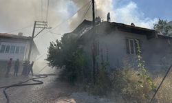 Uşak'ta tek katlı evde çıkan yangın söndürüldü