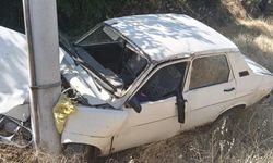 Uşak'ta yoldan çıkan otomobil elektrik direğine çarptı: 4 yaralı
