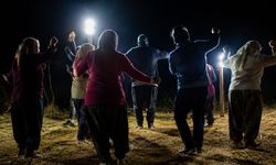 2 Ay Tütün Kırdılar, Gece İş Bitince Oynadılar