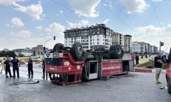 Uşak’ta İlginç Kaza; Kamyon İtfaiye Aracını Ters Getirdi
