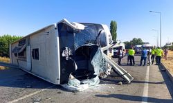 Yolcu Otobüsü Bariyerlere Çarpıp Devrildi: 22 Yaralı