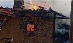 Uşak’ın Yaşamışlar Köyünde 2 katlı Ev Kül Oldu