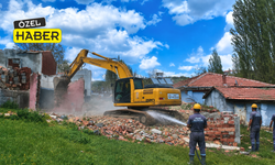 Uşak Belediyesi tehlikeli metruk binaları yıktı