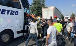 Didim Yolundaki Otobüs Uşak’ta Kamyona Çarptı