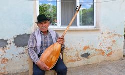 Dede Lakaplı 75 Yaşındaki İbrahim Amca Yaşadığı Hisleri Saza Döküyor