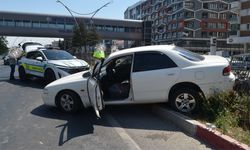 Uşak Gazi Bulvarı’nda Kaza! Otomobil Orta Refüje Çıktı