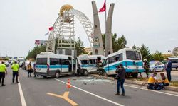 Uşak’ta 3 İşçi Servisi Birbirine Girdi : 8 yaralı