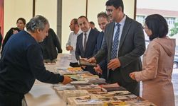 Uşak Valisi Dr. Serdar Kartal Uşak Kitap Fuarı'nı gezdi