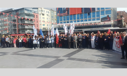 Uşak’ta Bazı Parti ve STK’lar Anıta Çelenk Sundu
